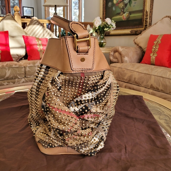 HARD TO FIND.. BURBERRY BAG.. limited edition - Picture 3 of 8